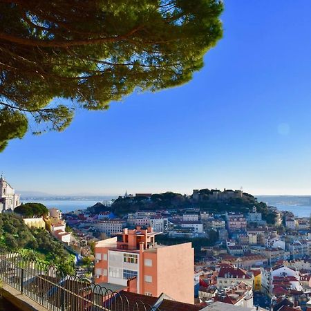 Elegant Riverview Apartment In Historical Lisbon Bagian luar foto