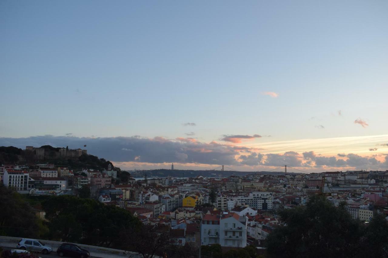 Elegant Riverview Apartment In Historical Lisbon Bagian luar foto
