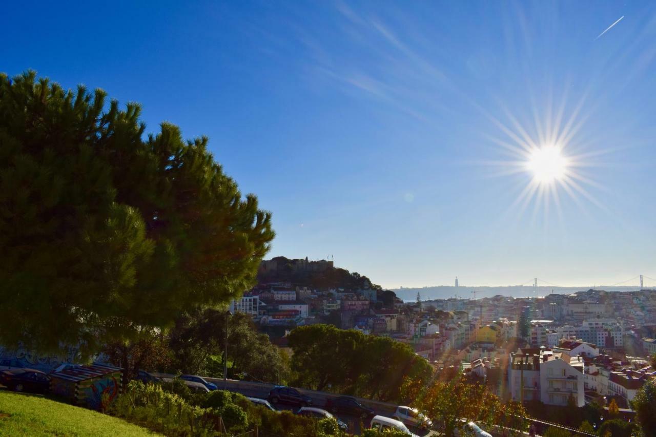 Elegant Riverview Apartment In Historical Lisbon Bagian luar foto