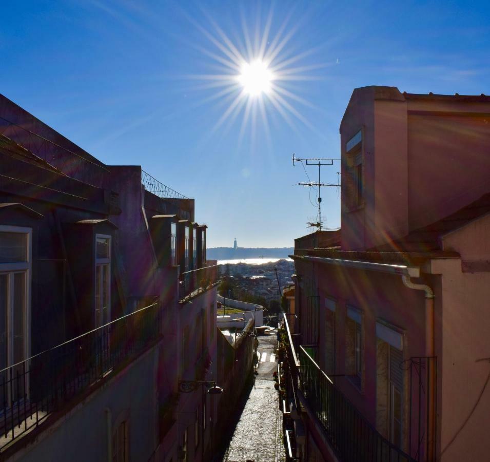 Elegant Riverview Apartment In Historical Lisbon Bagian luar foto