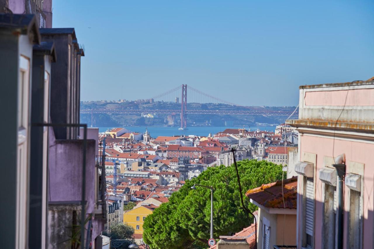 Elegant Riverview Apartment In Historical Lisbon Bagian luar foto