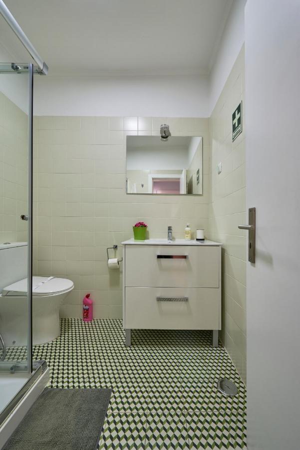 Elegant Riverview Apartment In Historical Lisbon Bagian luar foto