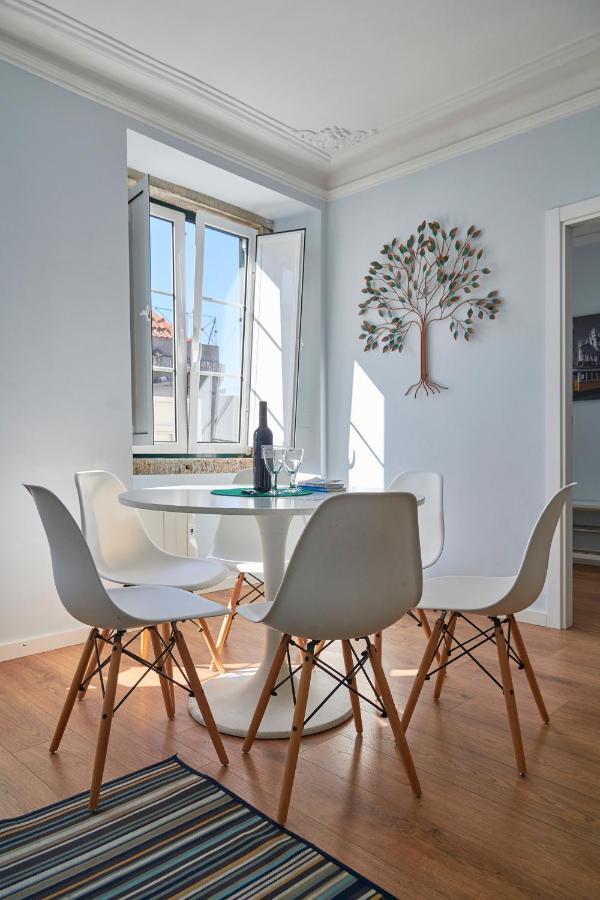 Elegant Riverview Apartment In Historical Lisbon Bagian luar foto