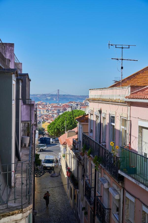 Elegant Riverview Apartment In Historical Lisbon Bagian luar foto
