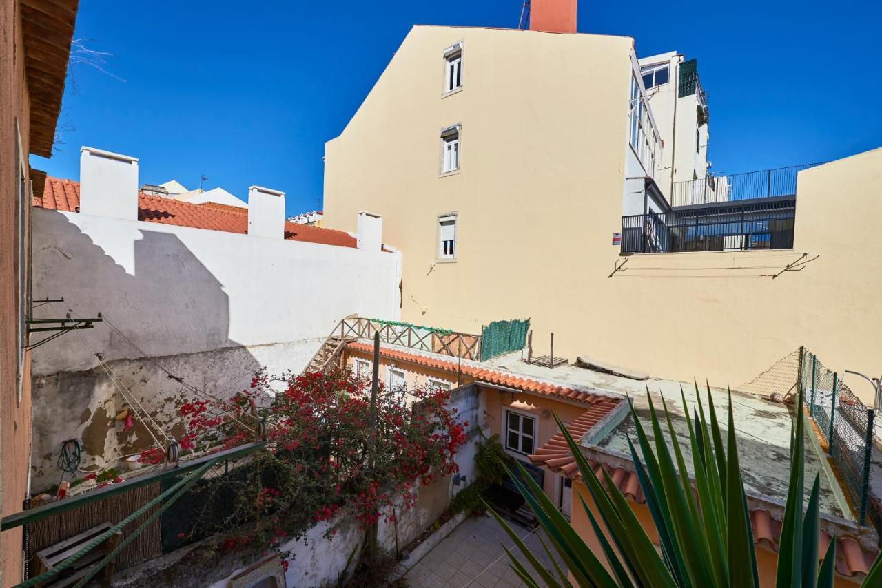 Elegant Riverview Apartment In Historical Lisbon Bagian luar foto