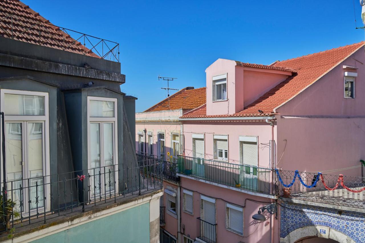 Elegant Riverview Apartment In Historical Lisbon Bagian luar foto